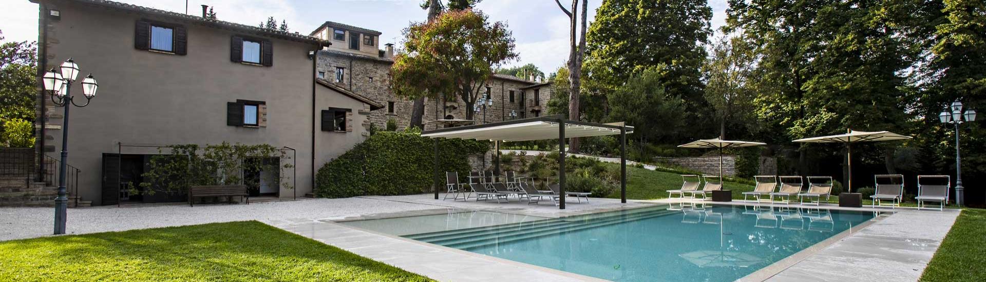 Rustikale Villa mit Pool, entspannte Atmosphäre, üppige Natur.