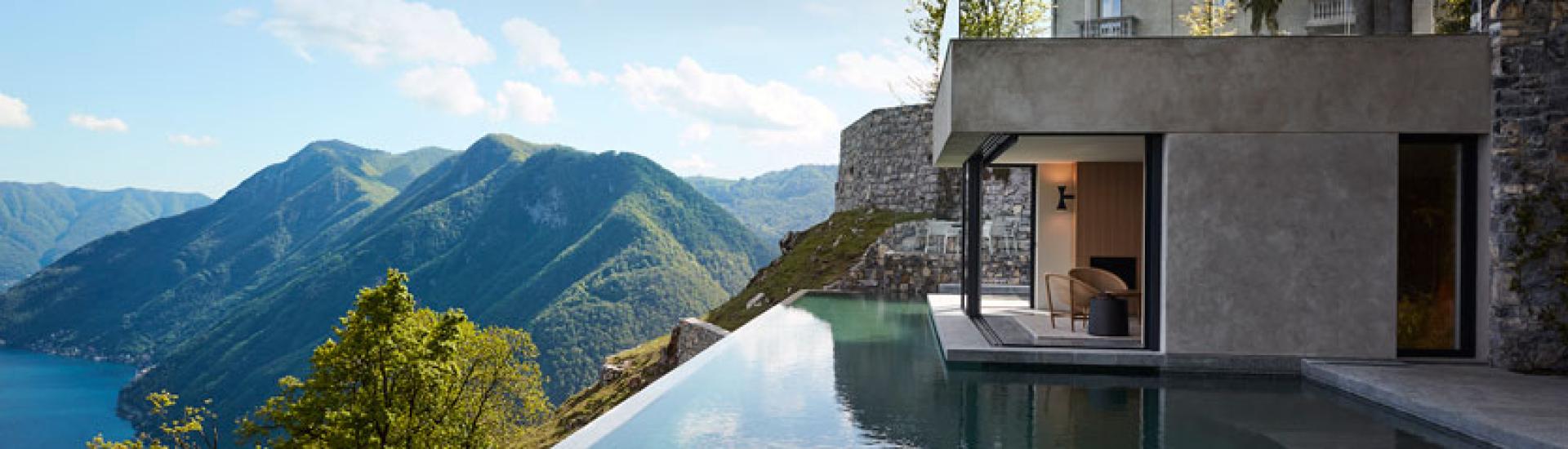Infinity-Pool mit atemberaubendem Blick auf Berge und See.